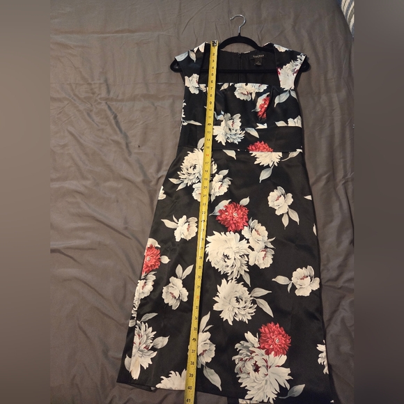 White HouseElegant Black Floral Dress - Picture 14 of 14